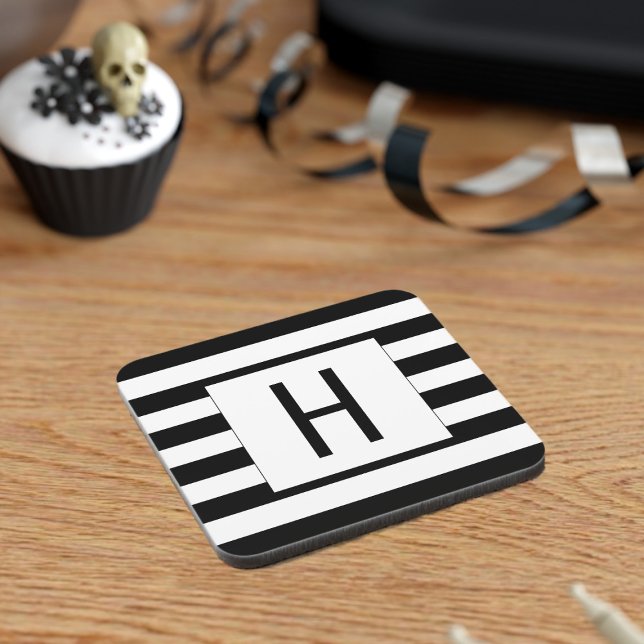 Porta-copo Faixa Elegante Preta e Branca Monograma (A stylish black and white striped coaster with space for your initial)