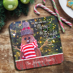 Porta-copo Feliz e Bright - Nome Personalizado Rustic Snowman<br><div class="desc">"Que seus dias sejam felizes e brilhantes." Uma foto de perto de um bonitinho, giro e giro bonitinho boneco de neve, embrulhado em um lenço vermelho e branco listrado contra árvores iluminadas ajuda você a lançar no Natal e Ano Novo. Sinta o calor e a alegria da temporada de festas...</div>