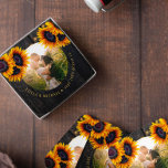 Porta-copo Fogueira russa, foto personalizada favor de casame<br><div class="desc">Foto de casamento russa,  foto personalizada de presente de favor com buquês de girassol de ouro amarelo sobre uma madeira marrom-escura com cordas de luz cintilante.          Fácil de personalizar com o seu texto e fotografia!           Pode ser um presente de manutenção bonito para um novo casal.</div>