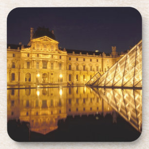Porta-copo França, Paris, museu Louvre à noite.