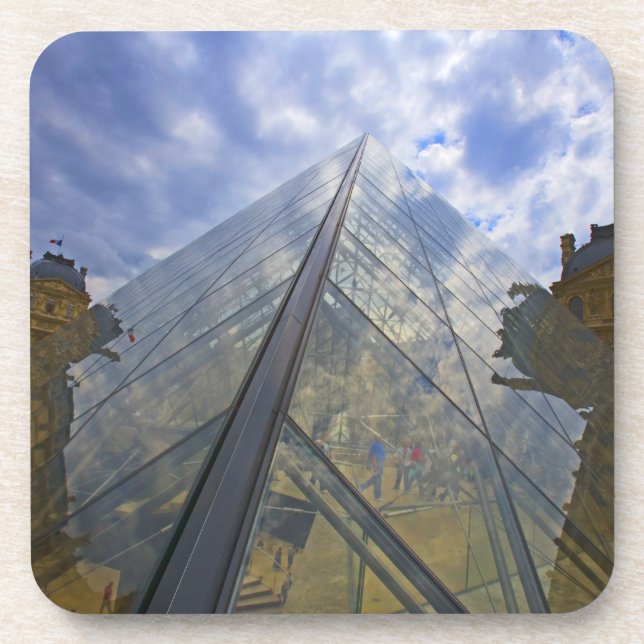 Porta-copo França, Paris. Nuvens se refletem no Louvre (Frente)
