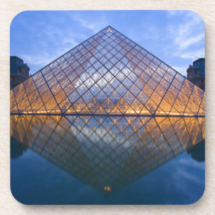 Porta-copo França, Paris. O Louvre ao crepúsculo. Crédito