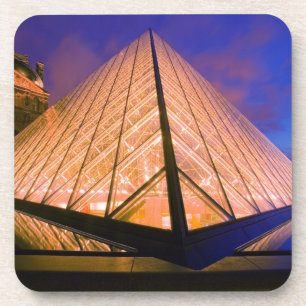 Porta-copo França, Paris. O museu do Louvre ao crepúsculo. 2