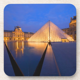 Porta-copo França, Paris. O museu Louvre ao crepúsculo.