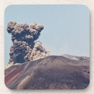 Porta-copo Fumaça escapando do vulcão ativo Anak Krakatau