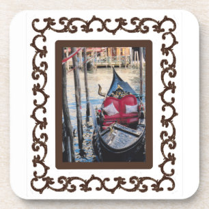 Porta-copo Gondola enquadrada pelo ornamentado na Veneza