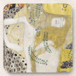 Porta-copo Hydra (serpentes d'água I) por Gustav Klimt<br><div class="desc">Hydra (também conhecida por Serpentes de Água I) (1904-1906) por Gustav Klimt é uma pintura de retrato de arte vitoriana do simbolismo das belas artes. A Hidra apresenta duas mulheres se abraçando enquanto seus corpos se misturam para formar uma sereia. As duas mulheres têm cabelos de ouro fluindo enquanto estão...</div>