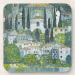 Porta-copo Igreja (Kirche) em Cassone por Gustav Klimt<br><div class="desc">Igreja em Cassone - Paisagem com Cyprestes (também conhecida por Kirche em Cassone - Landschaft mit Zypressen) (1913) por Gustav Klimt é uma pintura de arte simbolista da era vitoriana, simbolismo, que apresenta uma igreja na cidade de Cassone com edifícios de pedra e ciprestes à beira do lago Garda, em...</div>