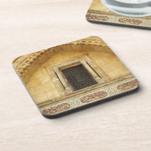 Porta-copo Janela esculpida em madeira marrom na igreja copta