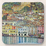Porta-copo Malcesine no lago Garda por Gustav Klimt<br><div class="desc">Malcesine no lago Garda (1913), por Gustav Klimt, é uma pintura simbolista vitoriana da Era Art Nouveau de arte. Uma bela vista da cidade italiana de Malcesine, com edifícios e casas à beira do porto. As casas e barcos lançam um reflexo na água calma. Vocês podem ver as paredes do...</div>