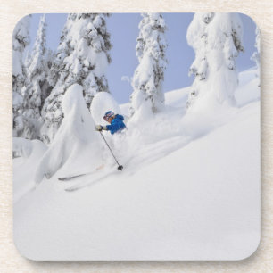 Porta-copo Mistie Fortin esquia na neve fresca