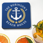 Porta-copo Nome da família Beach House Anchor Dourado Laurel<br><div class="desc">Um conjunto na moda náutico temido de caldeiras de cortiça com seu nome pessoal de família e casa de praia, casa de lago ou outro texto desejado e data estabelecida. Possui uma âncora de barco personalizada, com folhas de ouro estilo e uma estrela em azul clássico de marinho ou personalize...</div>
