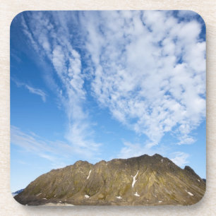 Porta-copo Noruega, Svalbard, Nuvens acima de penhascos íngre