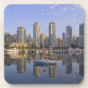 Porta-copo Olhando através do False Creek para a silhueta de