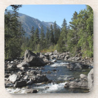 Paisagem turva do rio Montanha