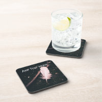 Penas brancas e galhos no caminho