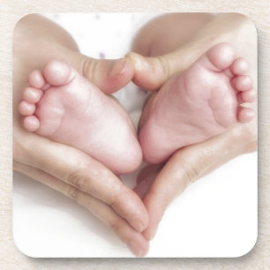Porta-copo Pés do bebê nas mãos da mãe