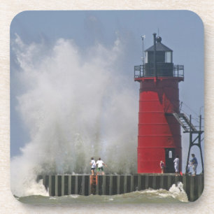 Porta-copo Pessoas no quebra-mar assistem a grandes ondas que