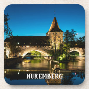 Porta-copo Ponte medieval antiga à noite em Nuremberg