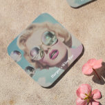 Porta-copo Pop de Arte Retrora Rosa e Mulher do Espaço Azul<br><div class="desc">Esta design de revelação apresenta uma mulher glamourosa em óculos de sol reflexivos de tamanho excessivo, evocando o encanto da pop de arte retrô. Com seus lábios cor-de-rosa ousados e ondas de safena, a estética coqueta brilha, enquanto as lentes espelhadas refletem uma cena cósmica, de outro mundo, misturando beleza clássica...</div>