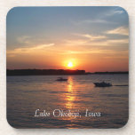 Porta-copo Por do sol no lago Okoboji, Iowa<br><div class="desc">Esta porta copos da bebida caracteriza uma foto do ajuste do sol no lago ocidental Okoboji. A foto é acentuada com uma silhueta diversa do barco que cruza o lago.</div>