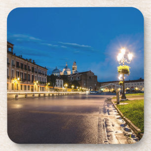 Porta-copo Prato della Valle à noite em Padova, Itália