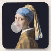 Rapariga com pérola soprando uma pastilha elástica