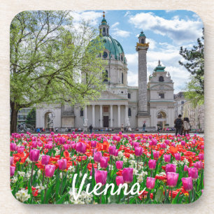 Porta-copo Rua. Charles Church em primavera em Viena, Áustria