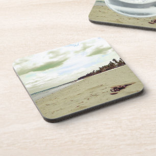 Porta-copo Sandálias na praia tropical