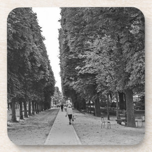 Porta-copo Senhora idosa que anda no parque em Paris no verã