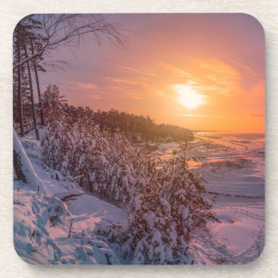 Porta-copo Sol sobre a costa da neve