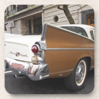 Um carro clássico do Studebaker Silver Hawk estaci