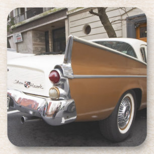 Porta-copo Um carro clássico do Studebaker Silver Hawk estaci