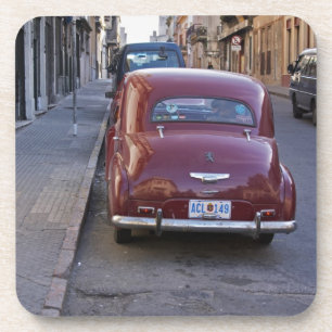 Porta-copo Um clássico carro Peugeot vermelho antigo estacion