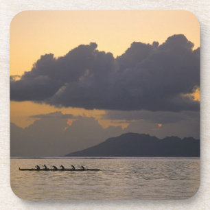 Porta-copo Uma equipe de canoa outrigger pratica na costa