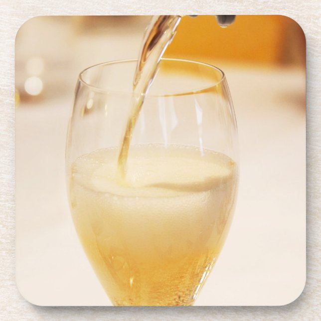 Porta-copo Uma flauta de vidro de champanhe sendo enchida com (Frente)