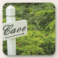 Uma placa apontando para a adega (Cave)