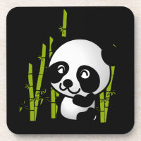 Urso panda branco e preto num pomar de bambu.
