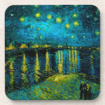 Porta-copo Van Gogh Starry Night Over the Rhône<br><div class="desc">Portas copos com a pintura a óleo de Vincent van Gogh na Noite Estrelada sobre o Ródano (1888). As estrelas amarelas brilhantes decoram o céu azul noturno como um casal rolando ao longo de um riverbank em Arles. Um presente perfeito para fãs de Impressionismo Poste e arte holandesa.</div>