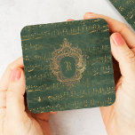 Porta-copo Vintage Monographic Crest Music Manuscrito Verde D<br><div class="desc">Este elegante design apresenta manuscrito de folha de música manuscrito de cor dourada em um esmeralda escura e verde-esmeralda em relevo dourado. Personalize-o com o seu monograma inicial em fonte gótica disparado por um ornamentado antigo de crista dourada.</div>