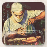 Porta-copo Vintage Science Fiction, Laboratory Mad Scientist<br><div class="desc">Vintage ilustra imagem futurista do laboratório de Ficção Científica com um cientista louco experimentando um ser humano em miniatura. O cientista maluco está misturando uma poção de elixir para despertar o robô macho adormecido em seu laboratório. Um clássico design de quadrinhos retrô de ficção científica.</div>