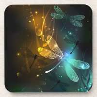 Voo luminoso verde de libélula