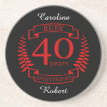 Porta-copos 40. ª Nalização ANNIVERSARY RUBY<br><div class="desc">Uma design para comemorar seu quadragésimo ano de casamento. Este design tem um design de riso vermelho (rubi) colorido sobre um fundo preto. Ruby é o presente tradicional para esta ocasião. O texto diz Ruby 40 anos de aniversário. Uma design romântica para celebrar o seu 40º ano de casamento. Se...</div>
