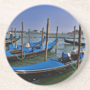 Porta-copos água do Grande Canal com barcos gondalo alinhados