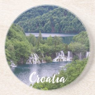 Porta-copos Cascata em cascata com floresta verde na Croácia