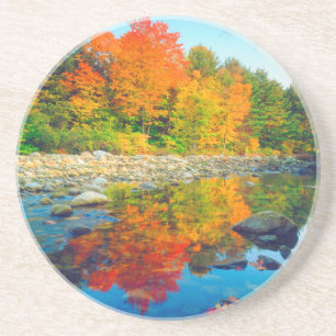 Porta-copos Cores de outono refletidas em um riacho em Vermont