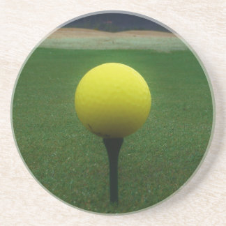 Porta-copos De Arenito Bola de Golfe Amarelo no campo de golfe da montanh