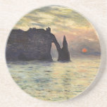 Porta-copos De Arenito Cliff Etretat, Sunset de Claude Monet<br><div class="desc">O Cliff, Etretat, Sunset (1883), de Claude Monet, é uma pintura náutica impressionista de arte. O sol está baixo no céu sobre o oceano. Uma paisagem marítima com um terreno rochoso perto da costa em Etretat, França. Sobre o artista: Claude Monet (1840-1926) foi o fundador do movimento de pintura impressionista...</div>