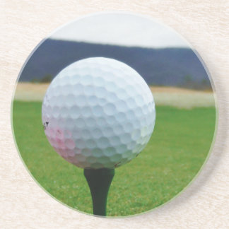 Porta-copos De Arenito Golf Ball em um campo de golfe na montanha