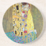 Porta-copos De Arenito O Beijo de Gustav Klimt, Vintage Art Nouveau<br><div class="desc">O Beijo (Der Kuss) (1907/08) de Gustav Klimt é provavelmente a sua obra mais famosa. Klimt iniciou o seu trabalho em 1907 e é o ponto alto do seu chamado "Período Ouro". O Beijo é uma vintage Era Vitoriana Simbiolismo belo amor pela arte e pintura romântica apresentando um casal romântico...</div>